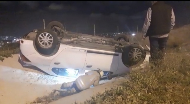 Refüje çıkan araç takla attı