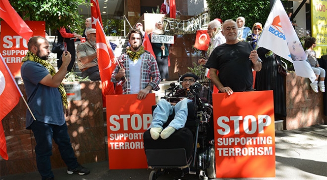 Avustralyalı Türkler Mehmetçik için ayakta