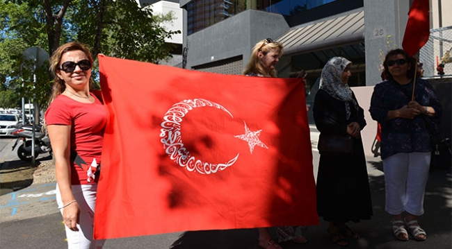 Avustralyalı Türkler Mehmetçik için ayakta