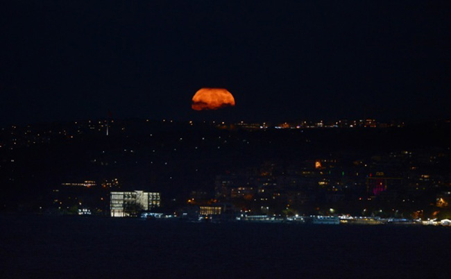 'Süper Ay' seyrine doyumsuz manzaralar oluşturdu