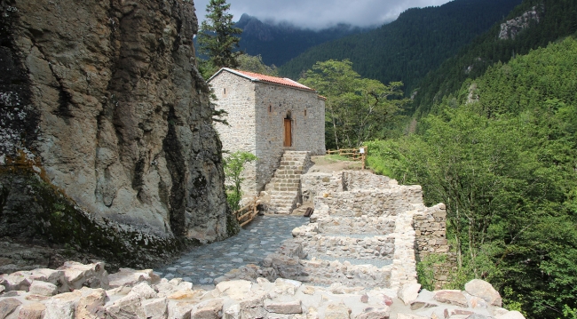 Maçka'da Aya Varvara Manastırı öne çıktı