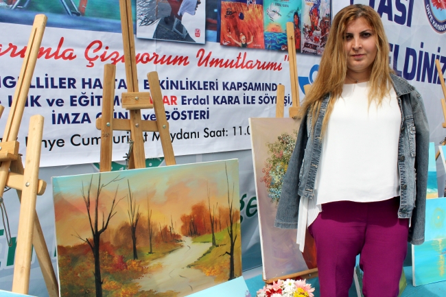 Ayaklarıyla çizdiği resimlerle 33 sergi açtı