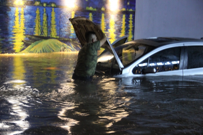 Ev ve iş yerleri göle döndü, araçlar mahsur kaldı