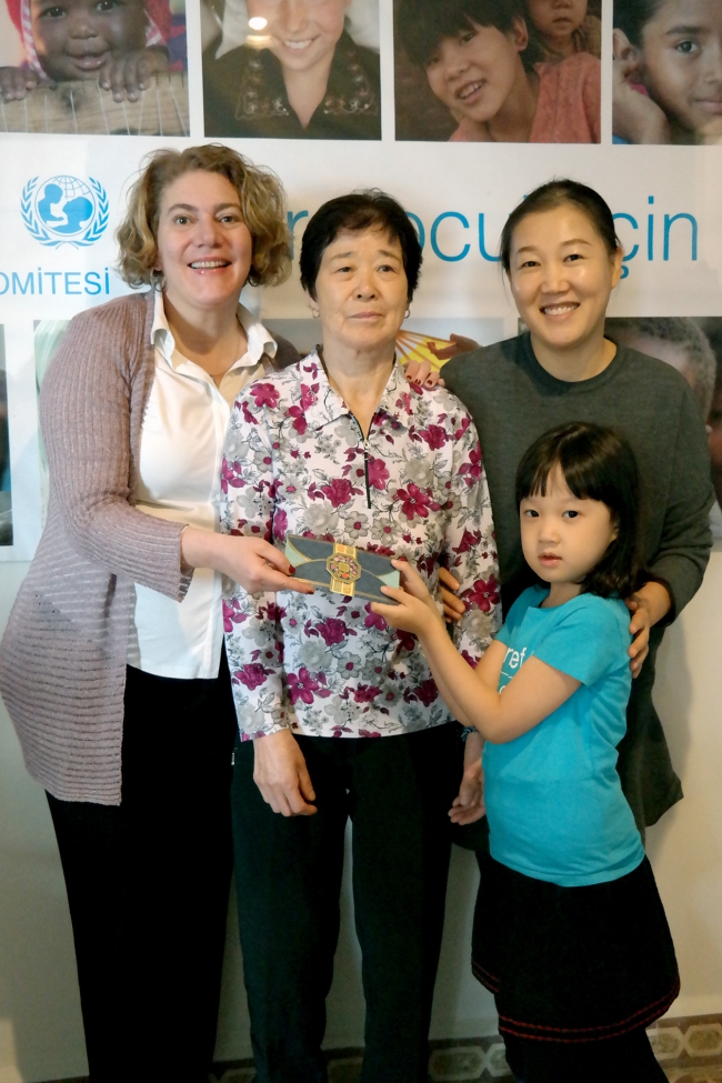 Çocuk Ayla, biriktirdiği paralarını UNICEF'e bağışladı