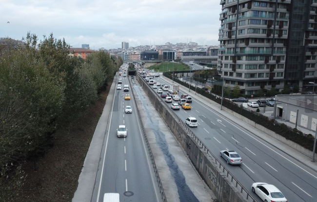 Ayvalıdere'de mavi renkte akan su korkutuyor