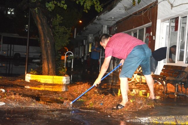 Ev ve iş yerleri göle döndü, araçlar mahsur kaldı