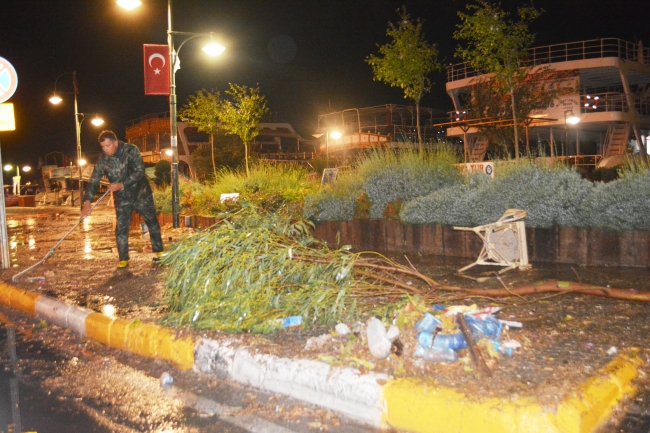 Ev ve iş yerleri göle döndü, araçlar mahsur kaldı