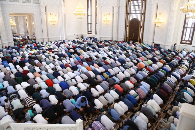 Dünya Müslümanları bayramı coşkuyla karşıladı