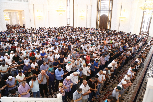 Dünya Müslümanları bayramı coşkuyla karşıladı