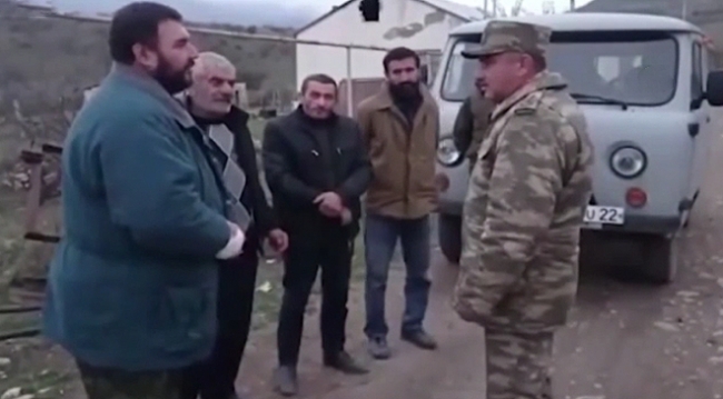 Azerbaycan askerleri, Ermeni sivillerin tahliyesine yardım ediyor