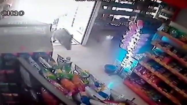 Aç kalan domuz sürüsü markete daldı