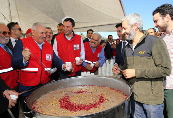 Başbakan Yıldırım aşure dağıttı