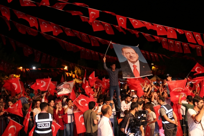 Milyonlar şehitler için meydanlara indi