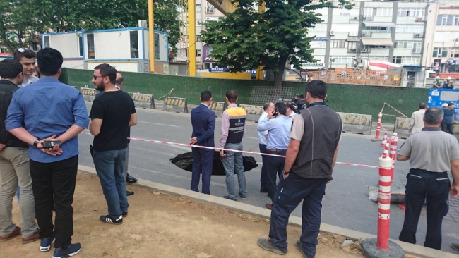 Beşiktaş'ta yol çöktü! 3 metrelik çukur oluştu