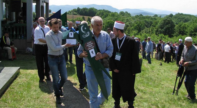 Bosna Savaşı'nda yakılan 8 kurban toprağa verildi