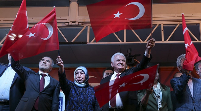 TBMM Başkanı Yıldırım: O gece milletimiz ay yıldızlı bayrağın altında toplandı