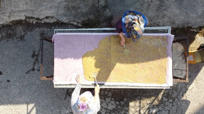 Geleneksel yöntemlerle yapılan pestil ve kömenin lezzet yolculuğu