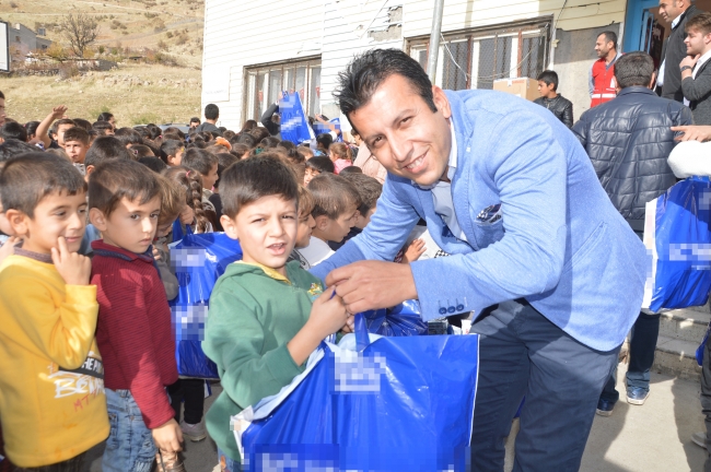 Kızılay'dan Şırnak'taki 350 öğrenciye giysi ve bot yardımı