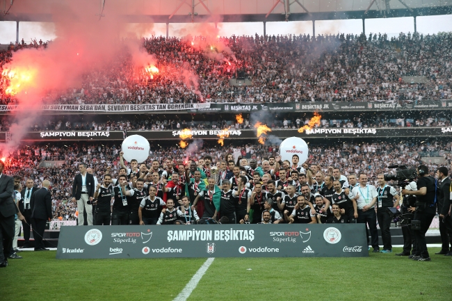 Beşiktaş Şampiyonluk Kupasını kaldırdı