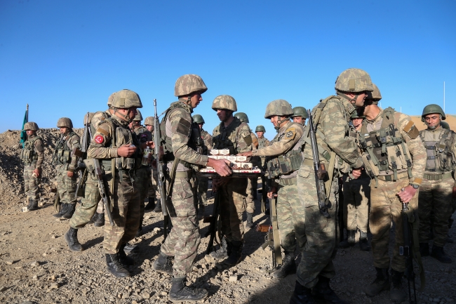 Mehmetçik, 2 bin 900 metrede bayramlaştı