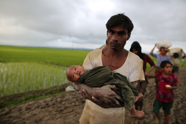 Arakanlı Müslümanlar Bangladeş sınırına kaçıyor