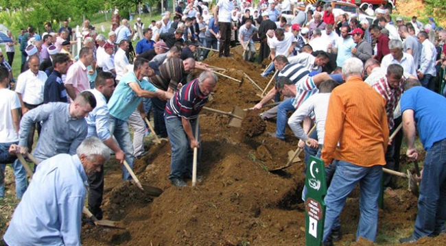Bosna Savaşı'nda yakılan 8 kurban toprağa verildi