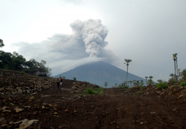 Agung Yanardağı'ndan yeniden dumanlar yükselmeye başladı