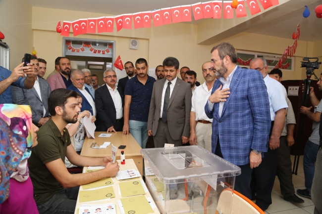 Siyasiler de sandık başına gitti