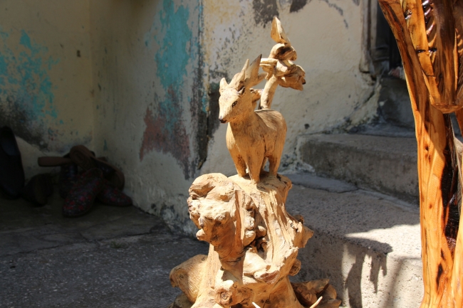 Kuruyan ağaçları sanat eserine dönüştürüyor