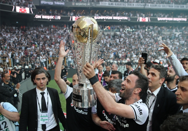 Beşiktaş Şampiyonluk Kupasını kaldırdı
