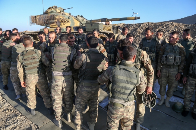 Mehmetçik, 2 bin 900 metrede bayramlaştı