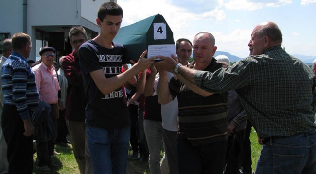 Bosna Savaşı'nda yakılan 8 kurban toprağa verildi