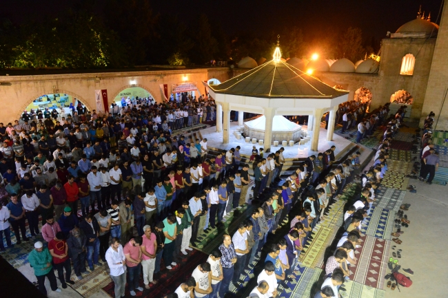 Berat Kandili'nde camiler doldu taştı