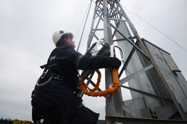 Refiye Dülger'in yüksek gerilim hattındaki tehlikeli mesaisi