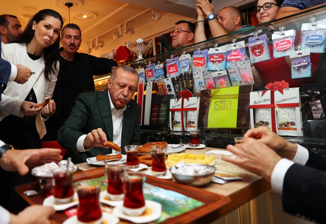 Cumhurbaşkanı Erdoğan Samsun mitinginin ardından yeni evlenen bir çifti tebrik etti