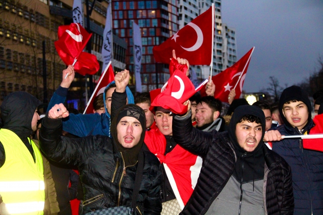 Hollanda'daki Türkler terör örgütü PKK'yı protesto etti