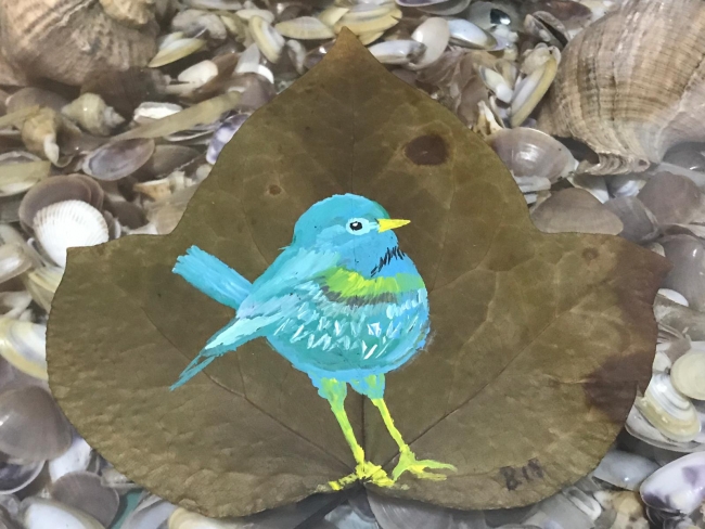 Kurumuş ağaç yapraklarından sanat eserlerine