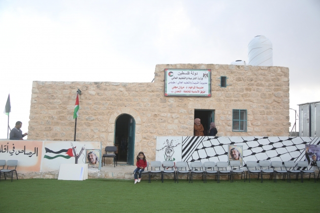 Filistinli öğrenciler İsrail ihlalleri altında eğitimlerini sürdürüyor