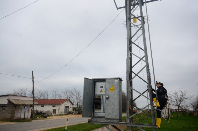 Refiye Dülger'in yüksek gerilim hattındaki tehlikeli mesaisi