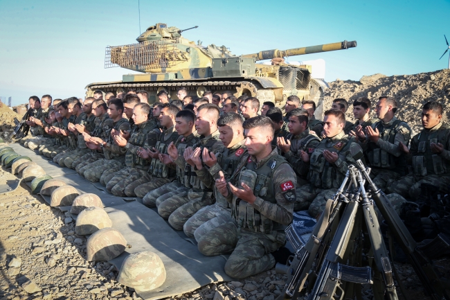 Mehmetçik, 2 bin 900 metrede bayramlaştı