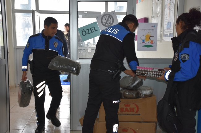 Hakkari polisi köy okulunun öğrencilerini sevindirdi