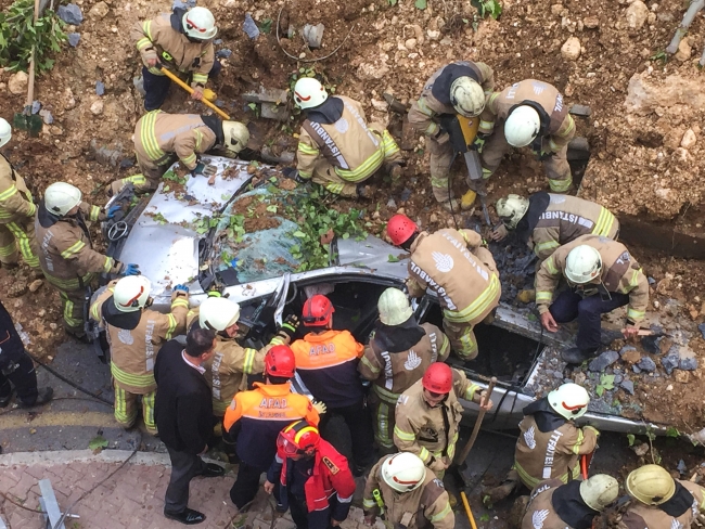 İstanbul Başakşehir'de istinat duvarı çöktü