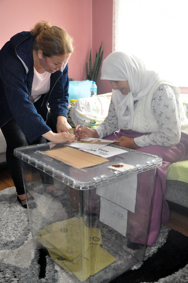 Hasta ve engelli seçmenler "seyyar sandık" ile oy kullanıyor