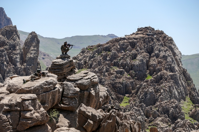 Mehmetçik sarp dağlarda terör operasyonlarına devam ediyor