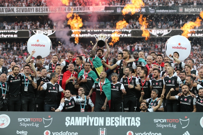 Beşiktaş Şampiyonluk Kupasını kaldırdı