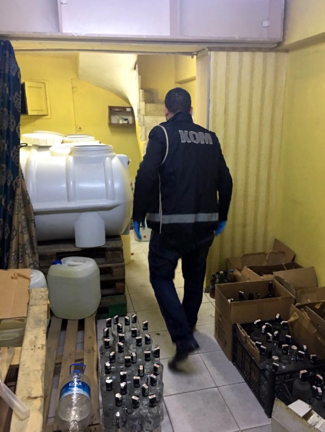 İzmir'de 692 bin litre sahte içki ele geçirildi