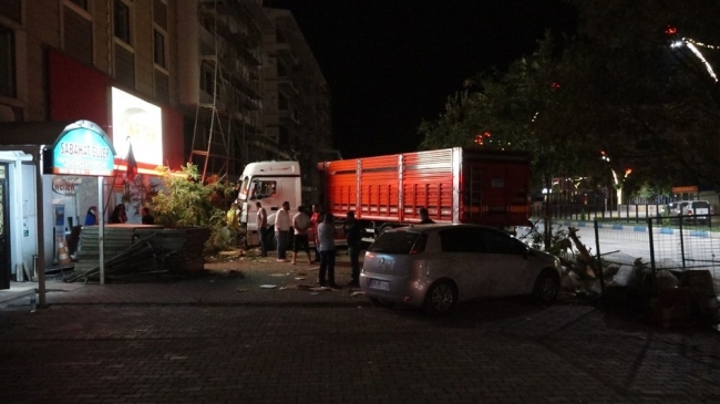 Tır, 7 aracı kullanılamaz hale getirdi