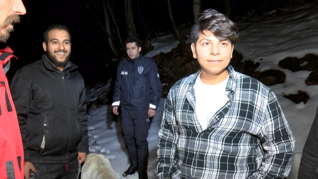 Düşen bayrağı asmak için tırmandıkları Uludağ'da mahsur kaldılar