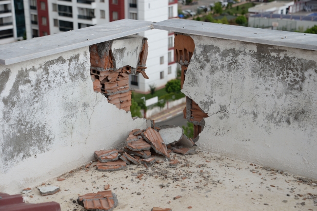 Çatıya yıldırım düştü, kopan parçalar araçlara zarar verdi