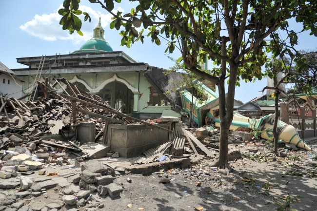 Endonezya depreminde ölü sayısı 387'ye yükseldi
